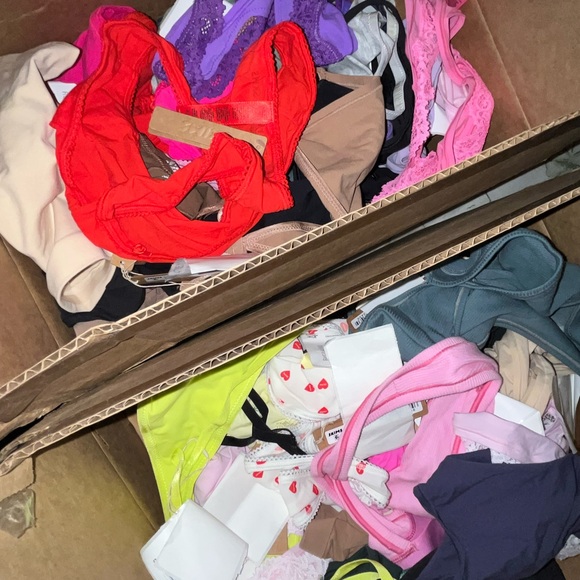 SKIMS BRA FLASH SALE!!!🤎🔌 VARIETY OF SIZES AND STYLES NWT/NWOT! - Picture 10 of 10